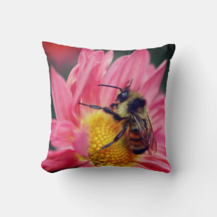 Coussin Bumble Bee On Rose Daisy Flower Close Up