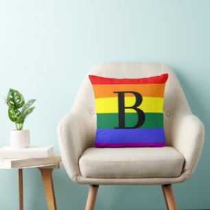 Coussin Cadeau personnalisé de monogramme arc-en-ciel Fier