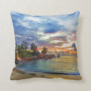 Coussin Café sur la plage tropicale au coucher du soleil