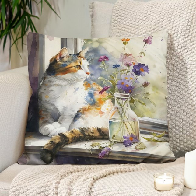 Coussin Calico Chat Fleurs violettes Fenêtre Lumière du so (Pillow with a watercolor painting of a cat sitting in a window.)