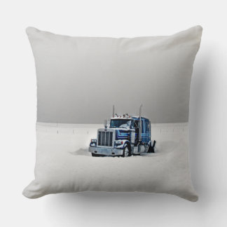 Coussin Camion abandonné dans le désert de neige
