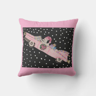 Coussin Caniche à Noël dans une décapotable rose