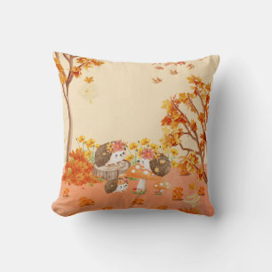 Coussin Caprice d'automne : hérissons dans une forêt douil