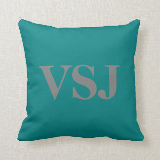 Coussin Carreau gris et turquoise décoré d'un monogramme