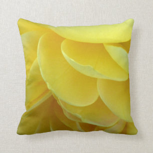 Coussin Carreau jaune de pétales de rose