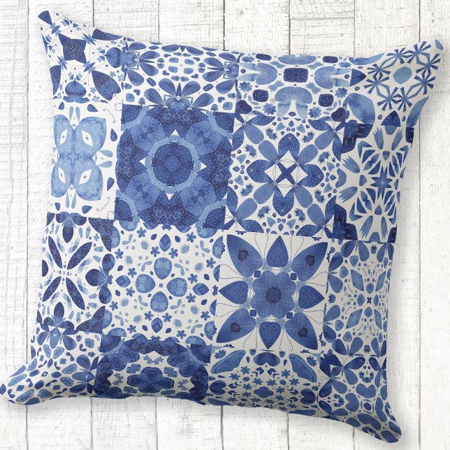 Coussin Carreaux Bleus Bleu Méditerranéen Motif Aquarelle (Blue and white watercolor 
Mediterranean tile pattern outdoor throw pillow)