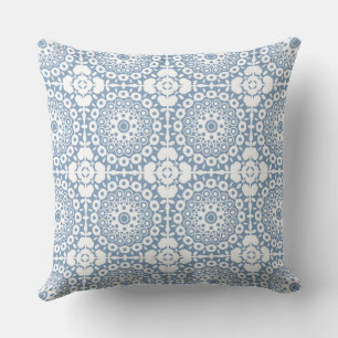 Coussin carrés blancs bl sur fond bleu clair