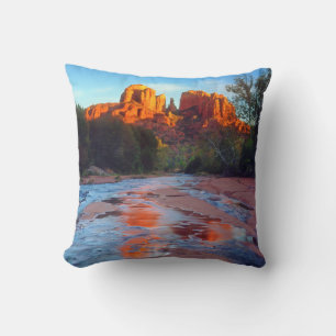 Coussin Cathedral Rock se reflétant dans Oak Creek au couc