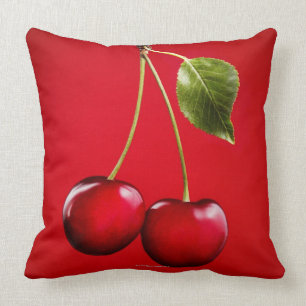 Coussin Cerises avec la feuille sur l'arrière - plan rouge
