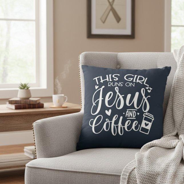 Coussin Cette fille tourne sur Jésus et Café (This Girl Runs on Jesus and Coffee Throw Pillow)