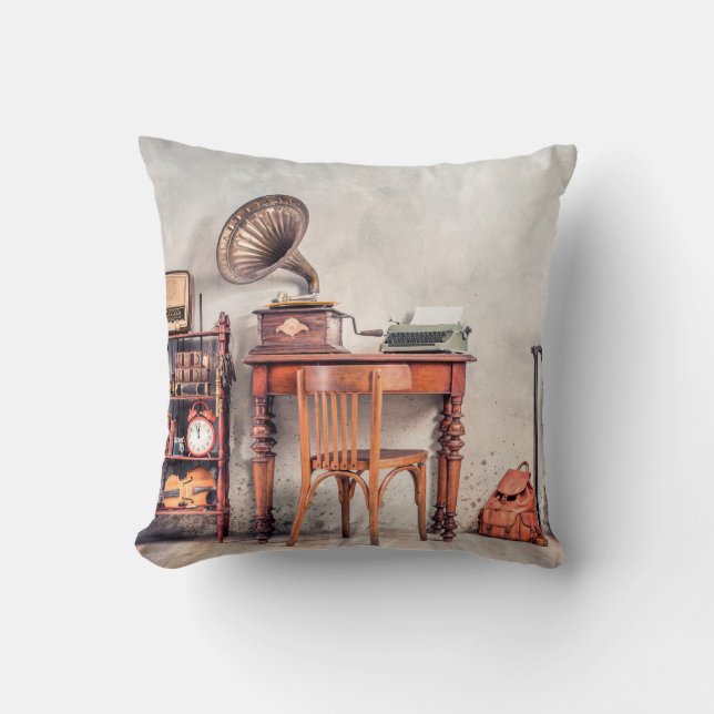 Coussin Chaise ancienne, vieille machine à écrire, radio r (Recto)