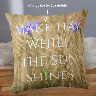 Coussin Champ de blé d'été avec des fleurs de maïs bleues