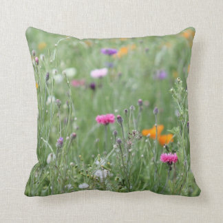 Coussin Champ de pré de fleur assez sauvage du © P