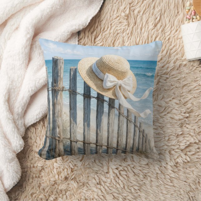 Coussin Chapeau de paille d'été sur une clôture de plage (Couverture)