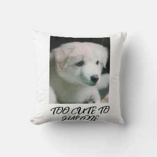 Coussin "Charme de chiot blanc et duveteux"
