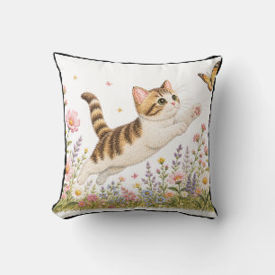 Coussin Chat brodé poursuivant un papillon dans une prairi