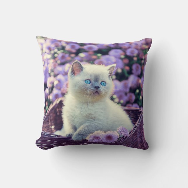 Coussin Chat Kitten Bleu Oyé En Panier Avec Fleurs Lilac (Recto)