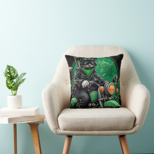 Coussin Chat noir conduisant un vélo la Saint-Patrick