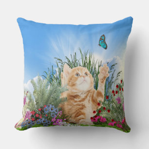 Coussin Chaton roux jouant avec un papillon
