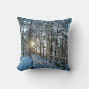 Coussin Chemin en bois sur la forêt d'hiver enneigée
