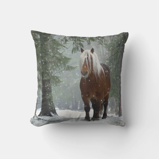 Coussin Cheval Brown dans une forêt d'hiver avec chute de  (Recto)