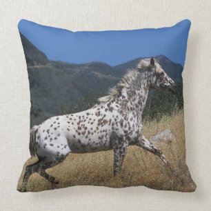 Coussin Cheval d'Appaloosa courant la montagne