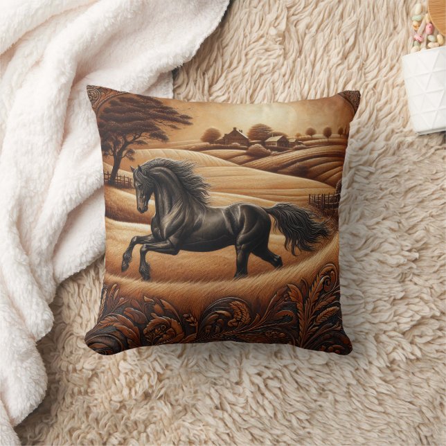 Coussin Cheval noir au coucher du soleil à la campagne (Couverture)