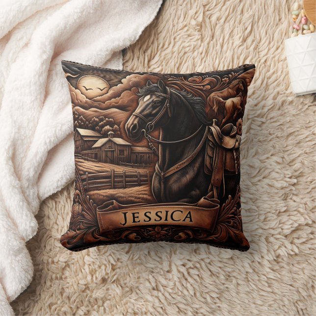 Coussin Cheval noir avec selle près de la grange à Rodeo (Couverture)