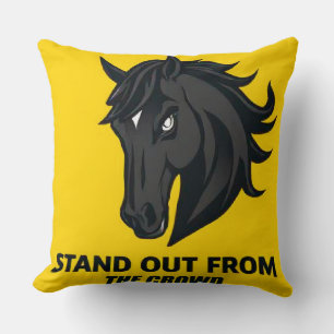 Coussin Cheval noir avec texte qui se démarque de la foule