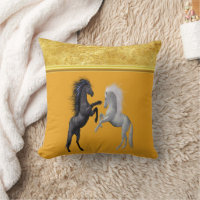 Cheval noir et blanc qui combat l'orange