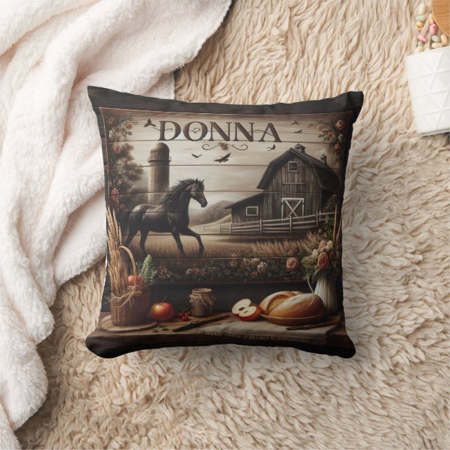 Coussin Cheval noir près de ferme et décoration rustique (Couverture)