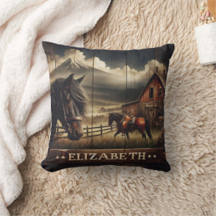Coussin Chevaux dans une grange rustique sous les nuages d