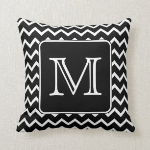 Coussin Chevron noir et blanc avec le monogramme fait sur