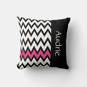 Coussin Chevron rose noir et blanc à la mode avec nom