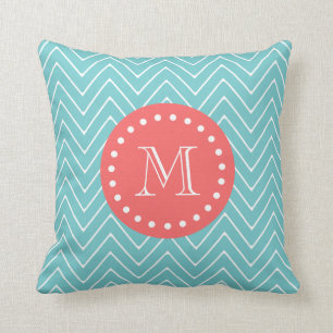 Coussin Chevron turquoise et de corail avec le monogramme