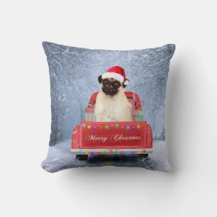 Coussin Chien carlin en neige assis dans un camion de Noël