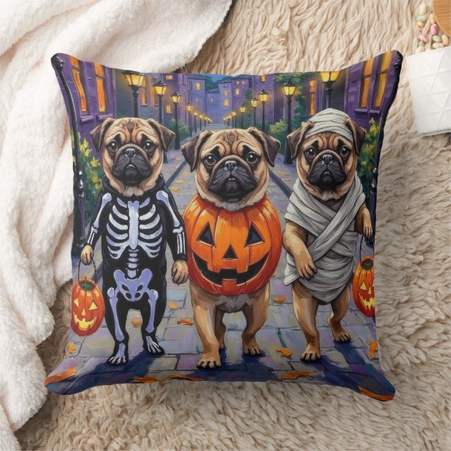 Coussin Chiens de carlin en costumes d'Halloween (Couverture)