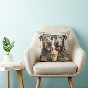 Coussin Chiens de Wolfhound irlandais partageant un Milksh