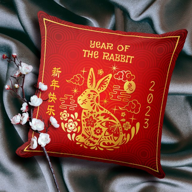 Coussin Chine New Year Rabbit 2023 Gold Foil Rouge moderne (LINK FOR 2025 YEAR OF THE SNAKE: https://www.zazzle.com/collections/119316095761799932
)