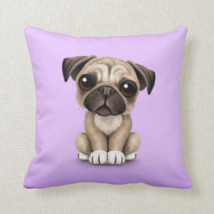 Coussin Chiot mignon de carlin de bébé sur le pourpre