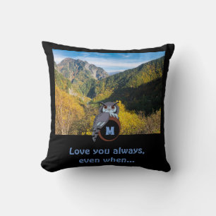 Coussin Chouette grincheuse nichant sur un oeuf de monogra