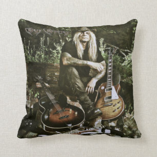 Coussin Chris Caffery assis avec des guitares (filtré)