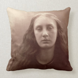 Coussin Christabel, portrait de mai Prinsep, c.1867 (sépi