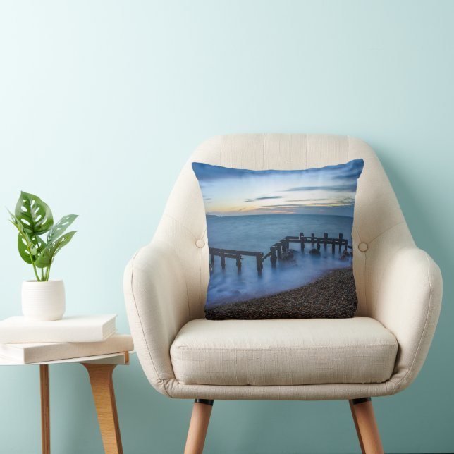 Coussin Ciel crépusculaire au-dessus de la rive et des bri (Chaise)