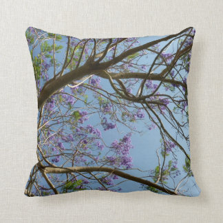 Coussin ciel de fleurs de branches d'arbre de jacaranda