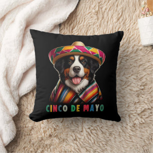 Coussin Cinco De Mayo Chien Bernese avec Poncho Et Sombrer