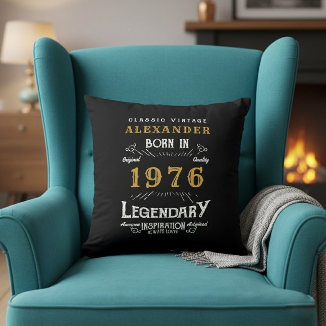 Coussin Cinquantième anniversaire personnalisé Né en 1976  (Born 1976 birthday throw pillow in an armchair.)