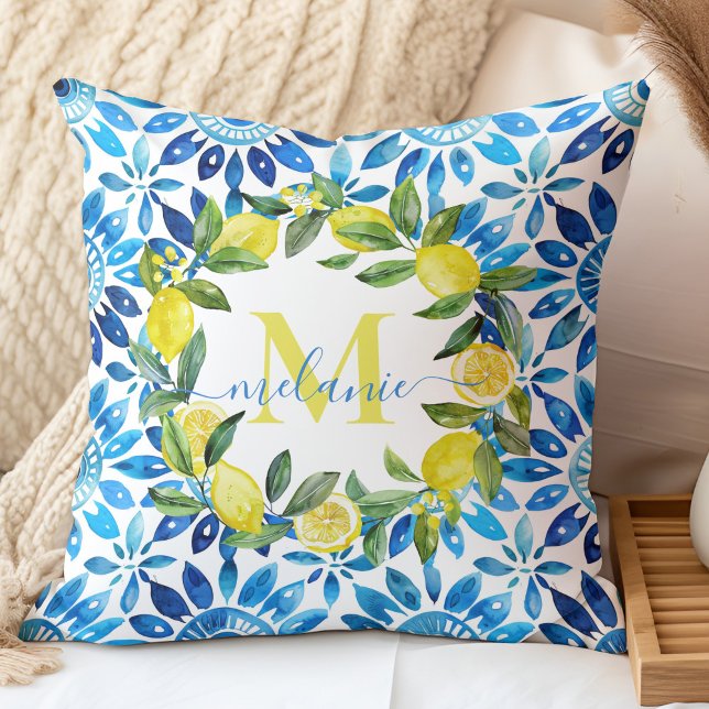 Coussin Citrus côtier et carreaux bleus Nom personnalisé M (Coastal Citrus & Blue Tiles Custom Name Monogram Throw Pillow in a neutral boho bedroom.)