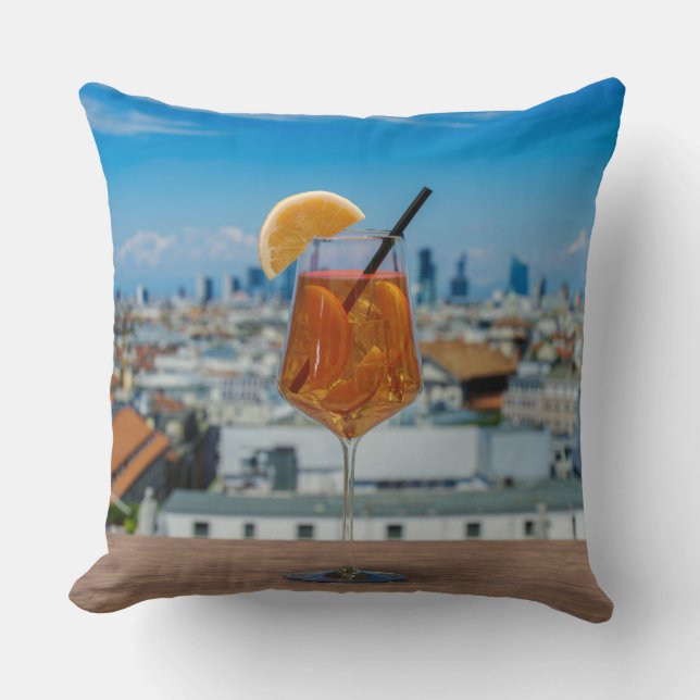Coussin Cocktail Spritz sur une table avec vue sur Milan (Recto)
