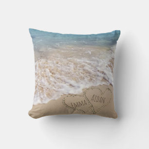 Coussin coeurs connectés dans sable de plage avec surf océ